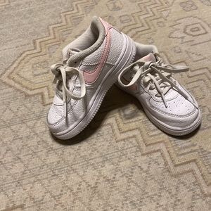 Nike force 1 classic baby toddler shoes size 9C color white & pink
